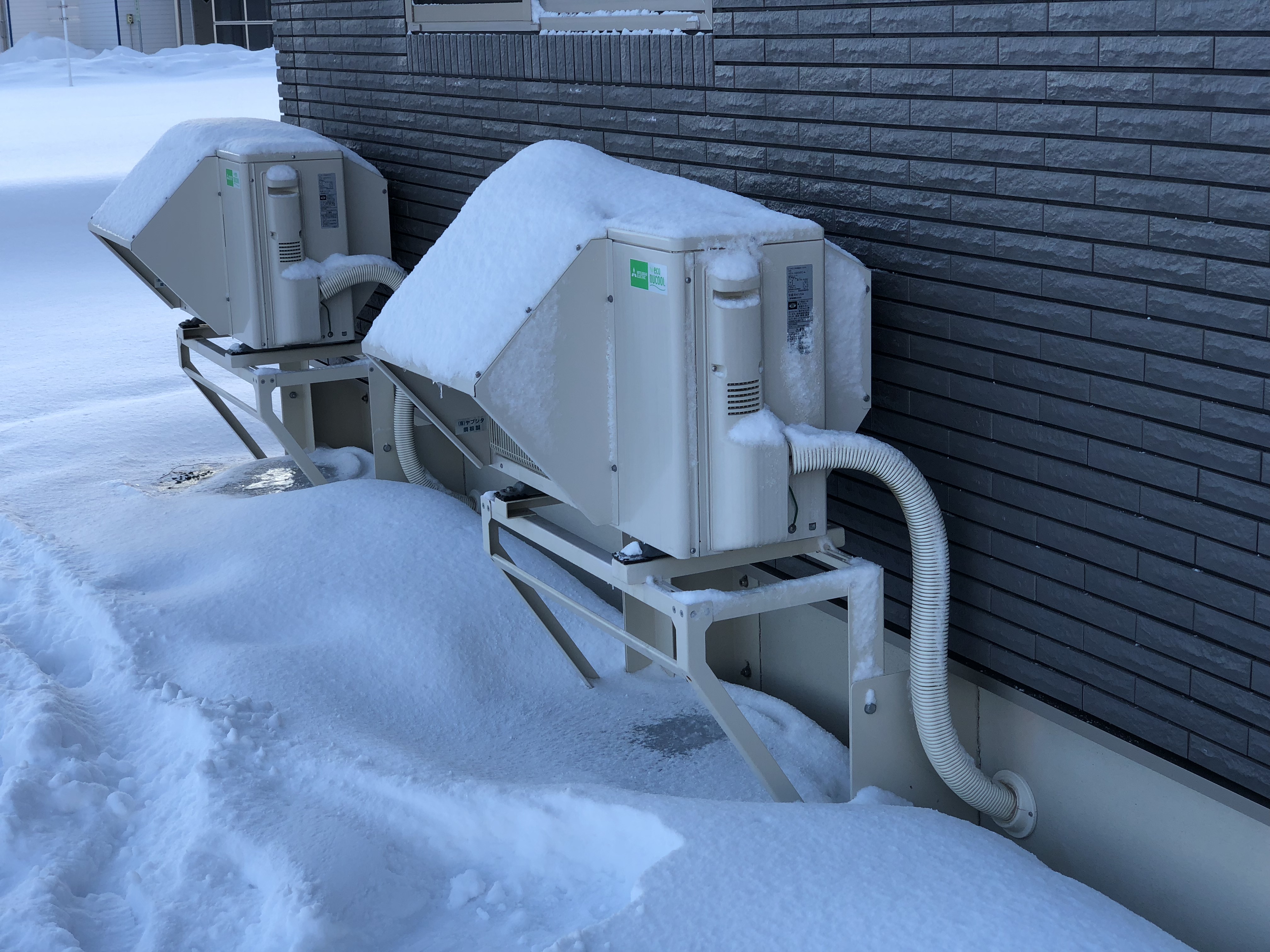 北海道で雪の日室外機はどうなる 雪に埋もれるので除雪必須 道産子コスケの北海道を楽しむブログ