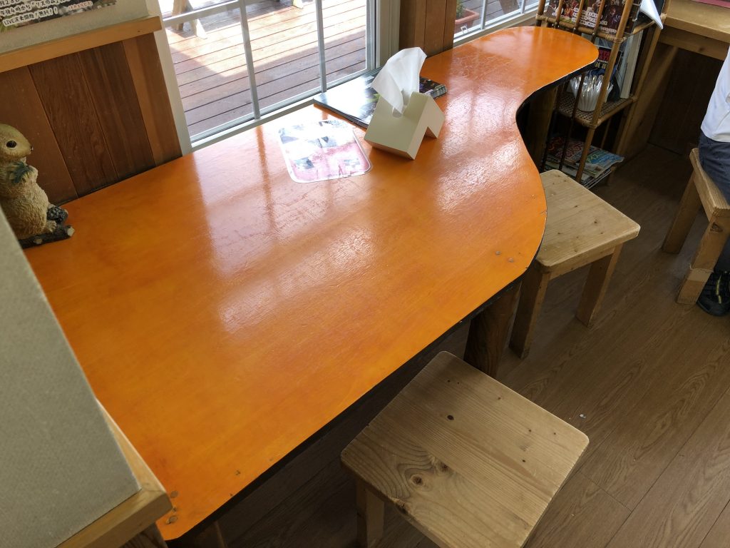 店内のテーブル席